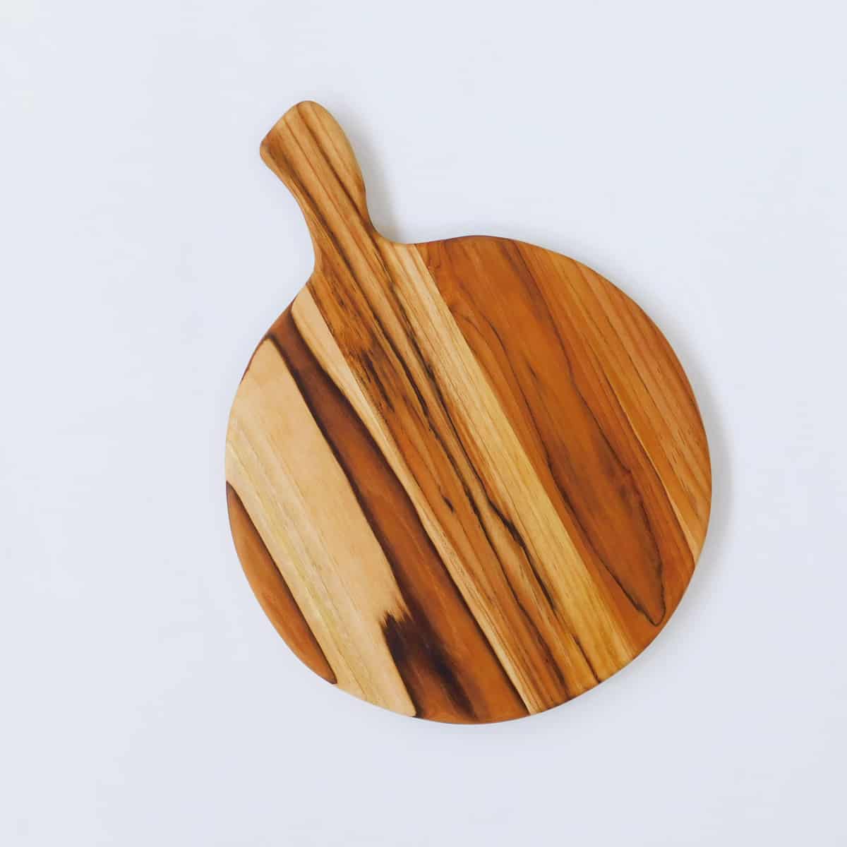 Wooden round cutting board for pizza 